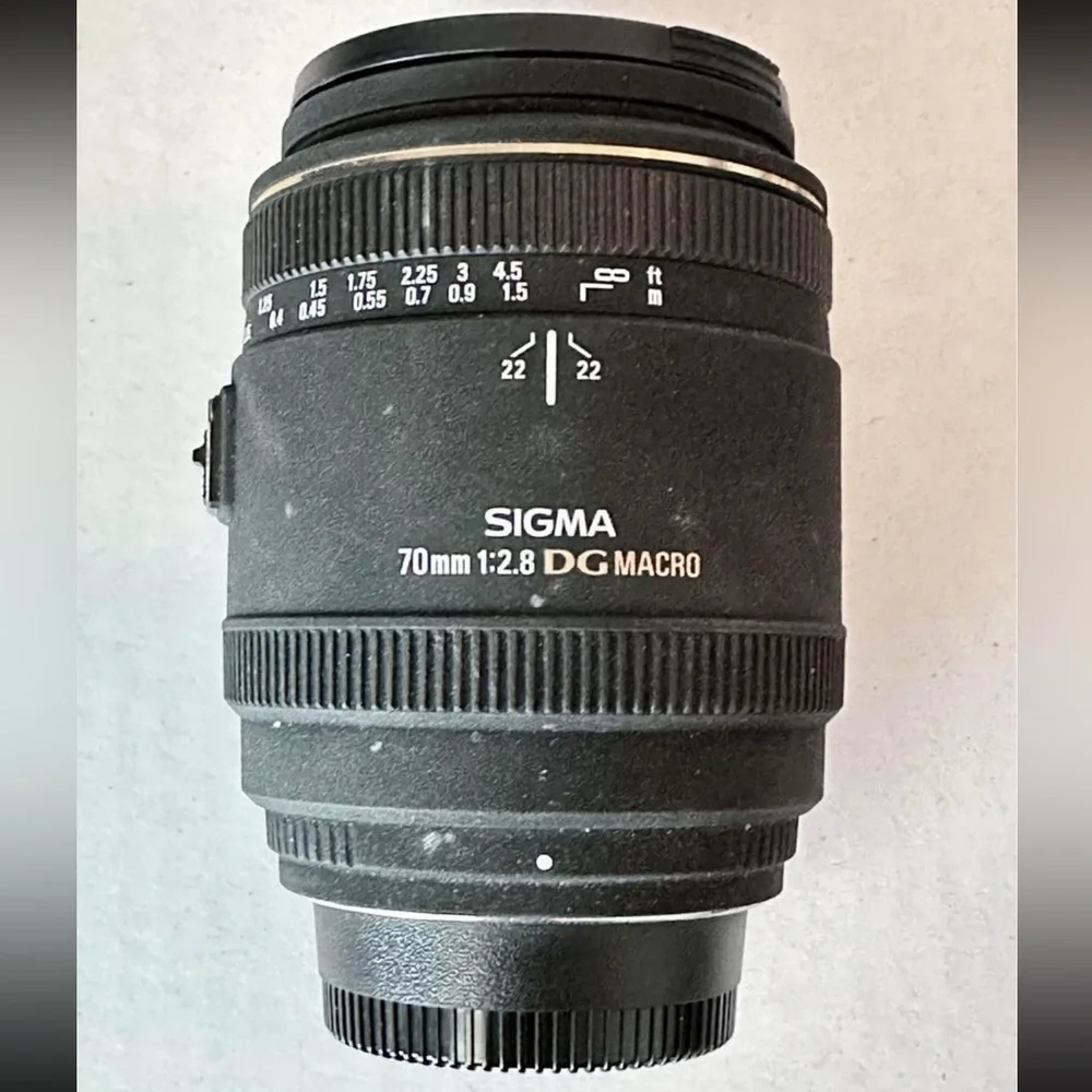 Sigma Macro 70mm f/2.8 EX DG Lens w/ original case and camera bag